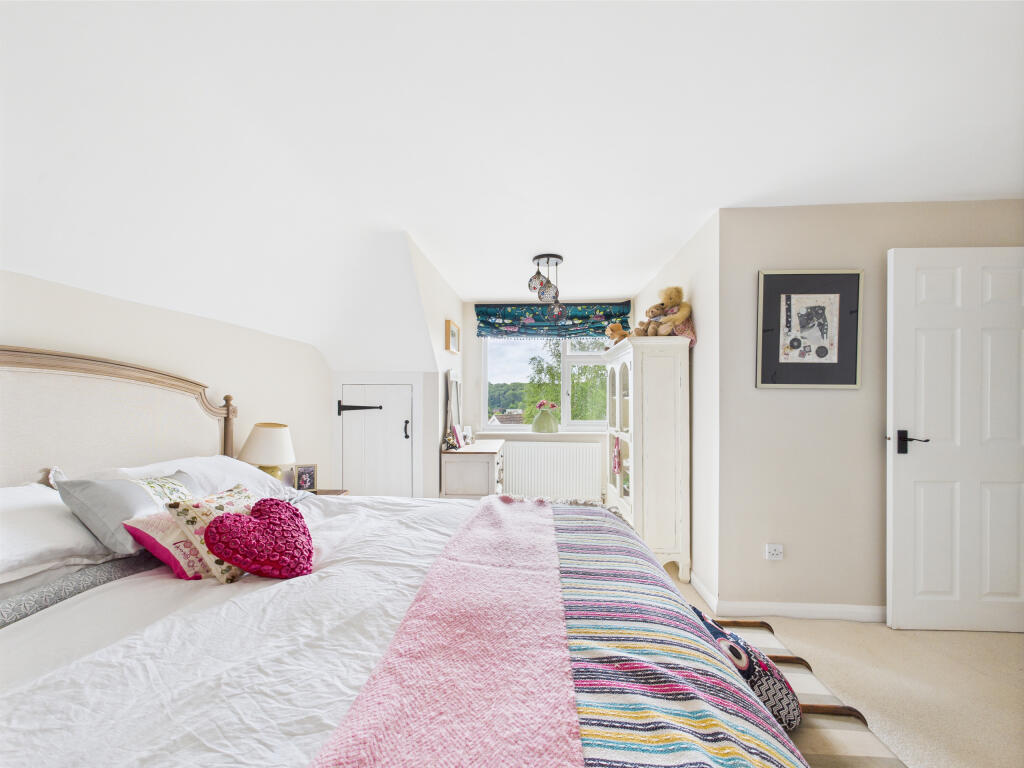 CAM01354G0-PR0516-STILL018