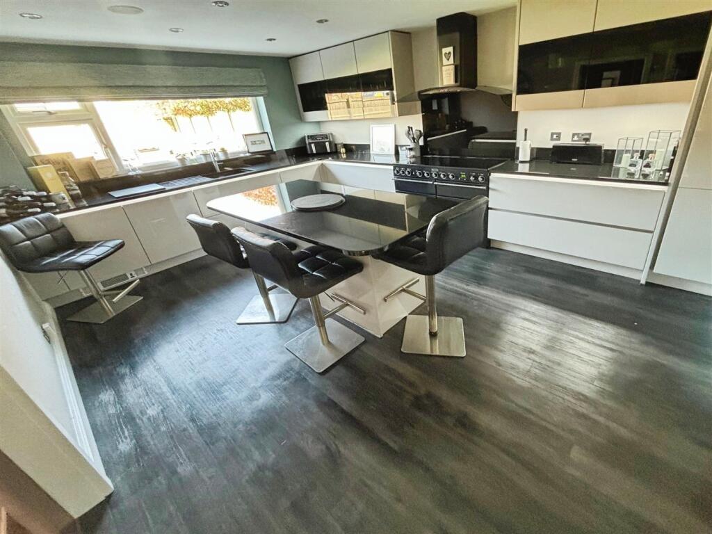 Kitchen...jpg