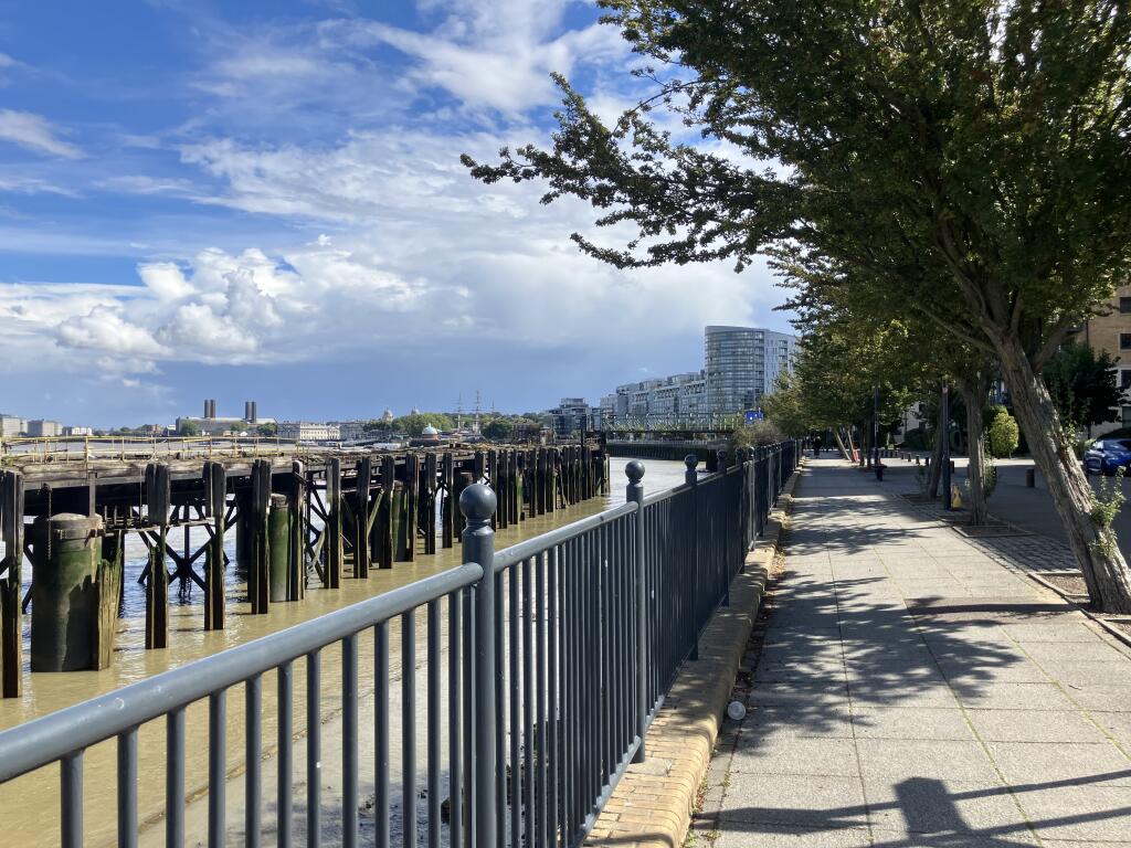 11.THAMES PATH.JPG