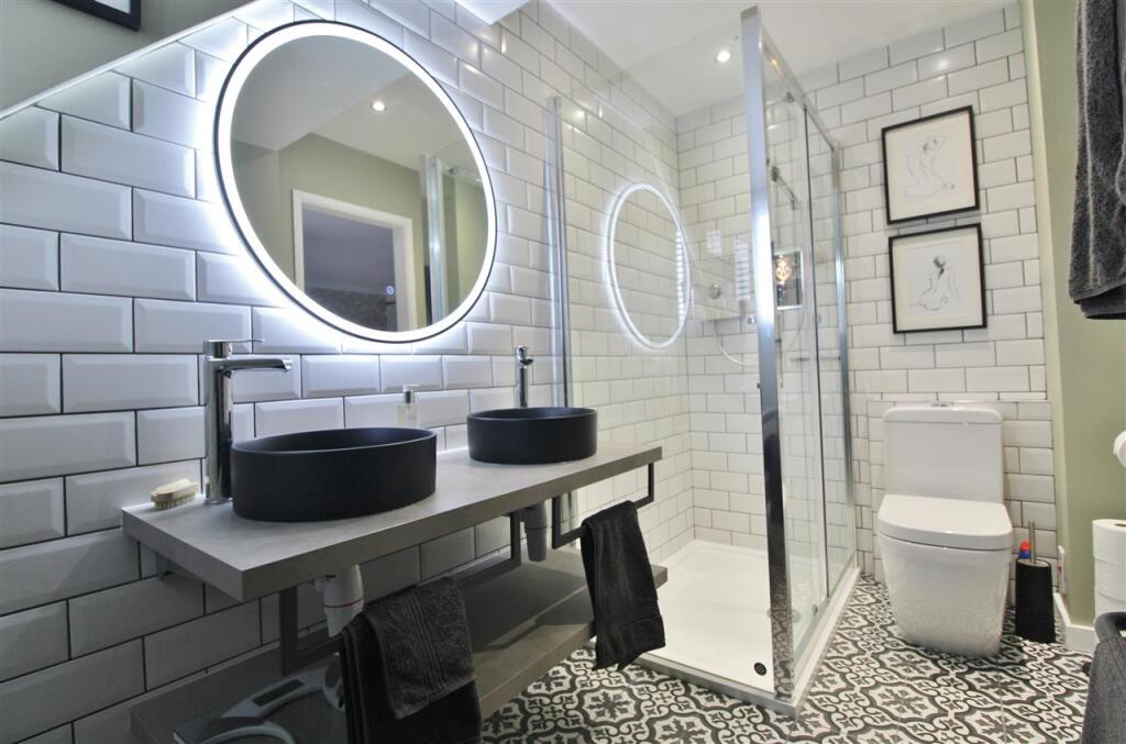 EN-SUITE SHOWER ROOM