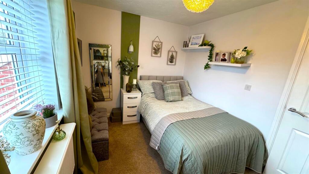 Bedroom 1 (2).jpg