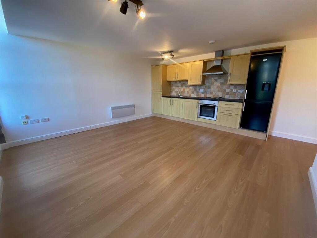 LIVING KITCHEN 2.jpg