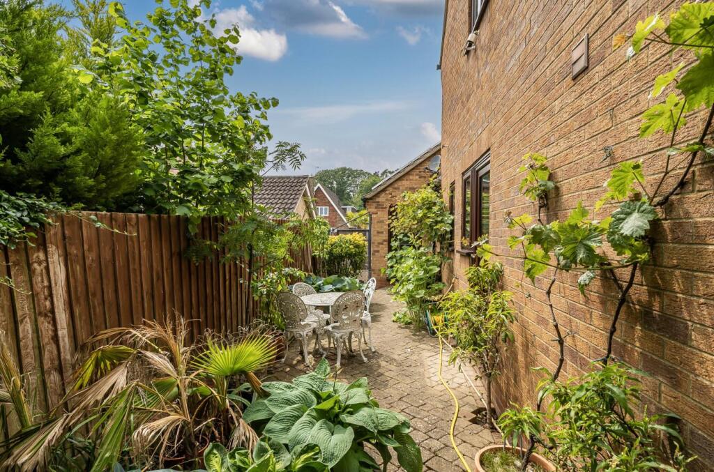 27 Spring Lane, Flore