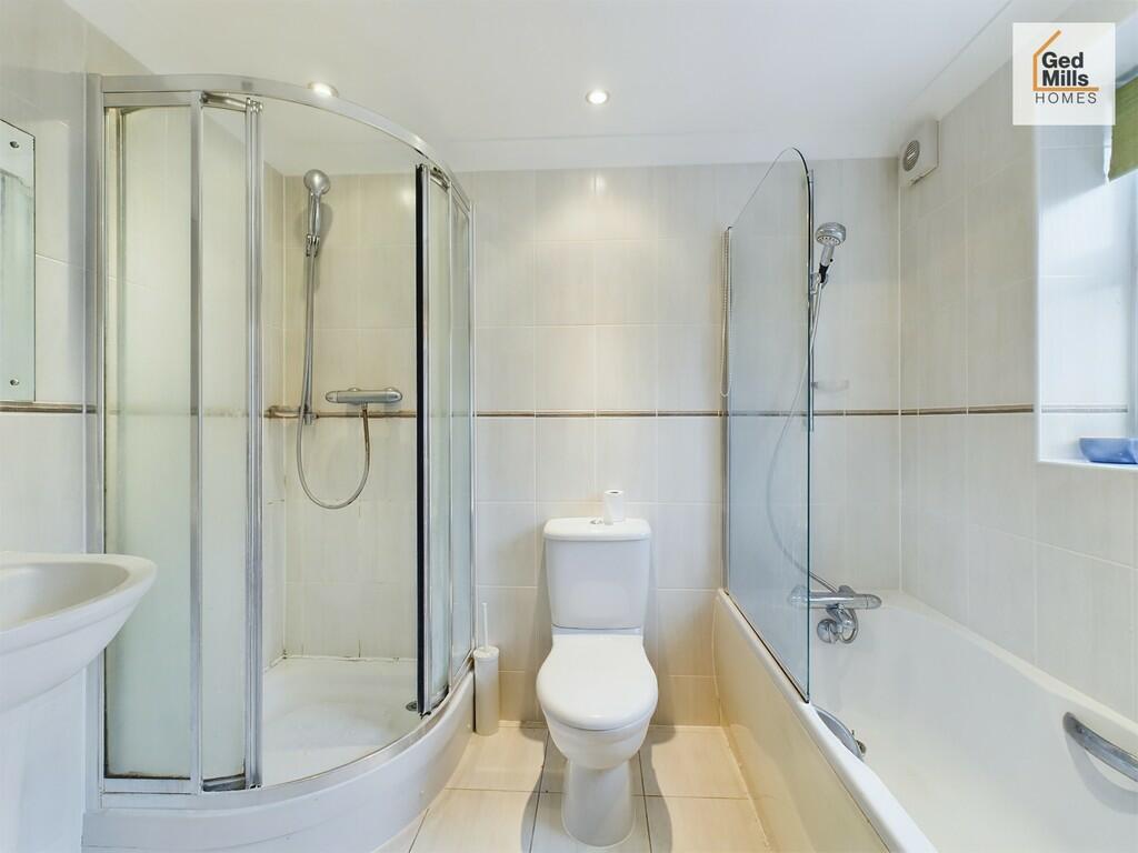 ENSUITE BATHROOM 