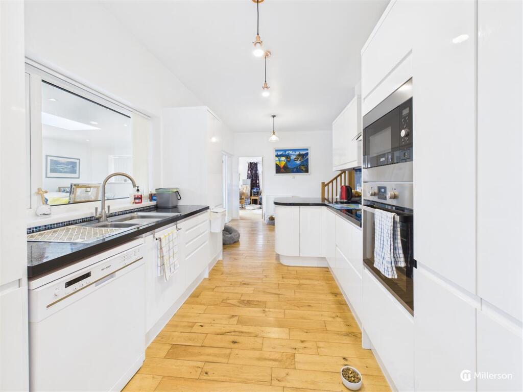 KITCHEN / BREAKFAST ROOM