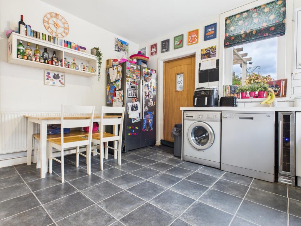 CAM03729G0-PR0103-STILL006