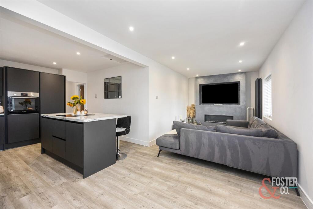 Phyllis Avenue 106-010.JPG