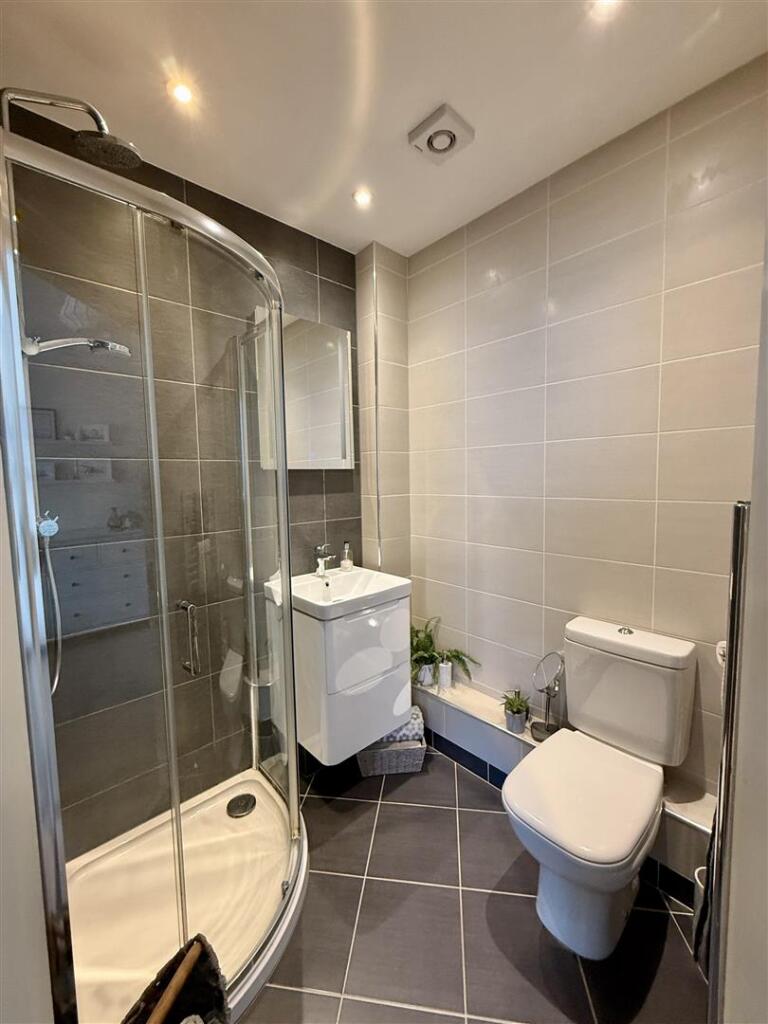 En-Suite Shower Room: