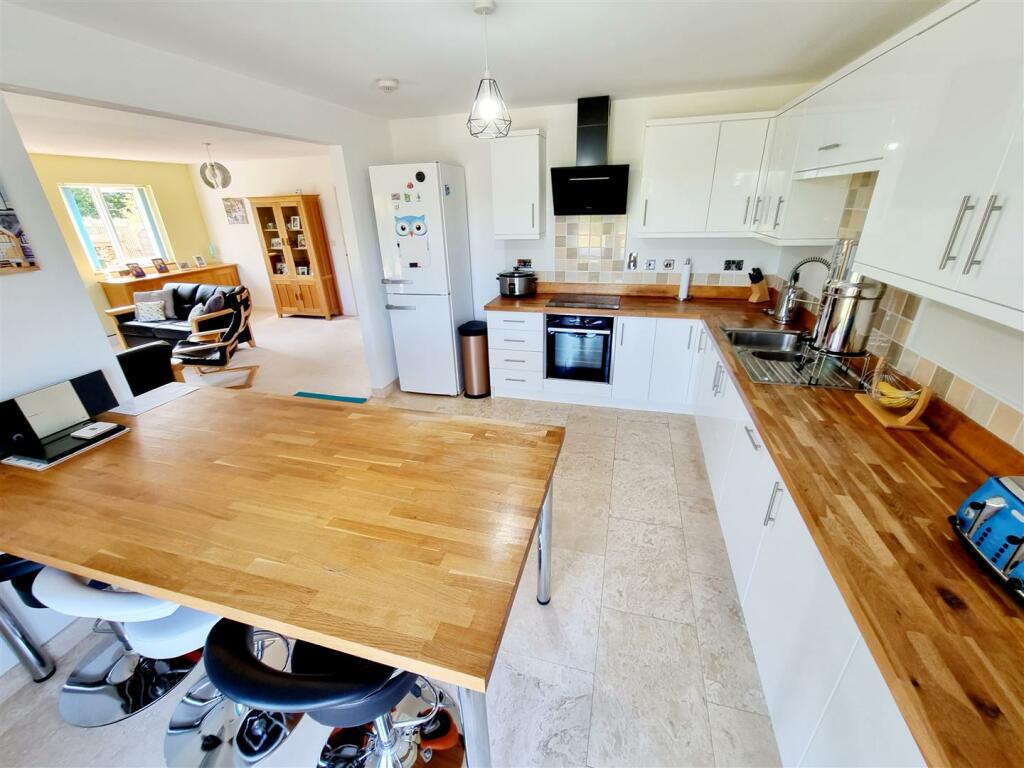 Breakfast Bar &amp; Kitchen