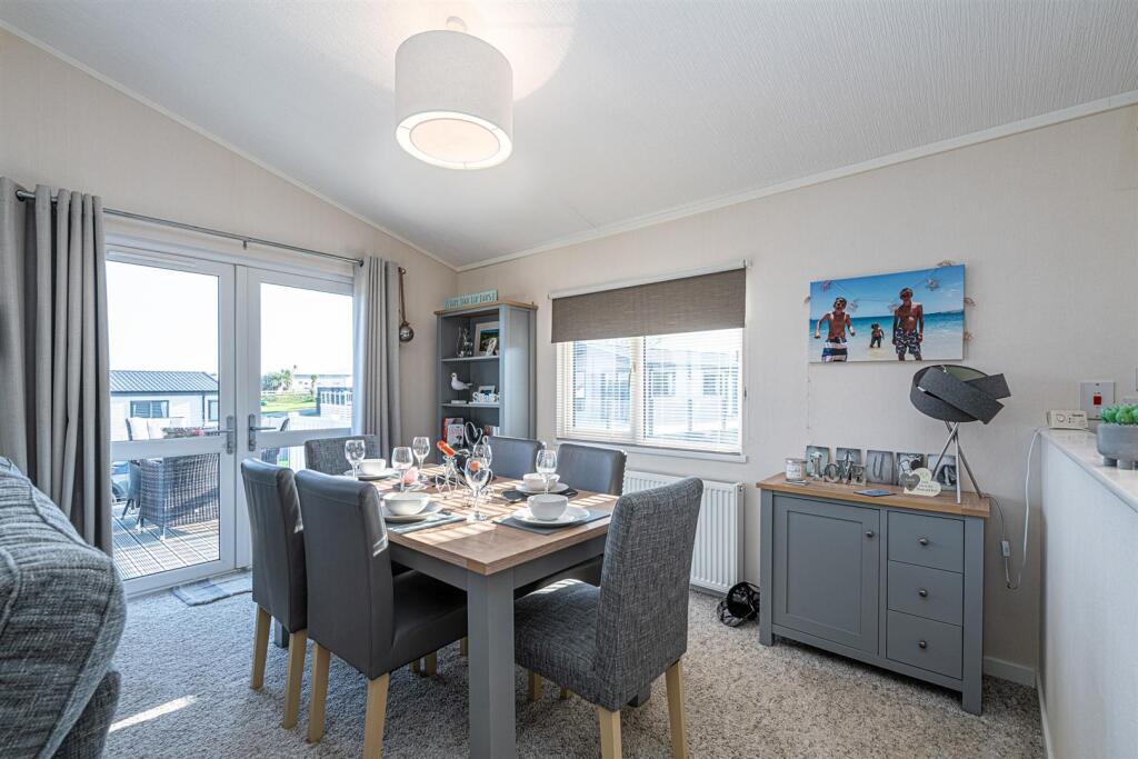 R19 DINING AREA
