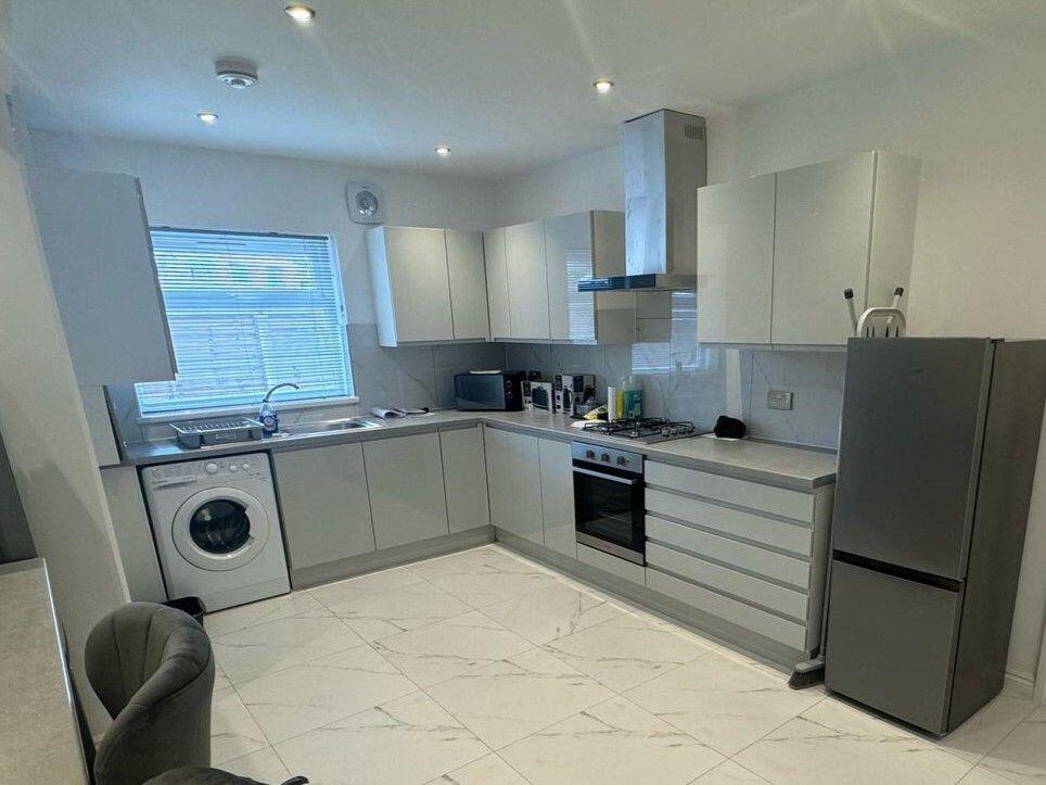 5 Bedroom semi-detached house To Let