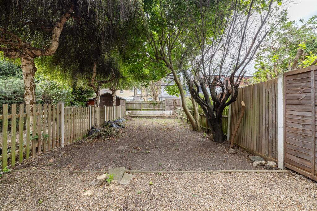 Chigwell Road, E18