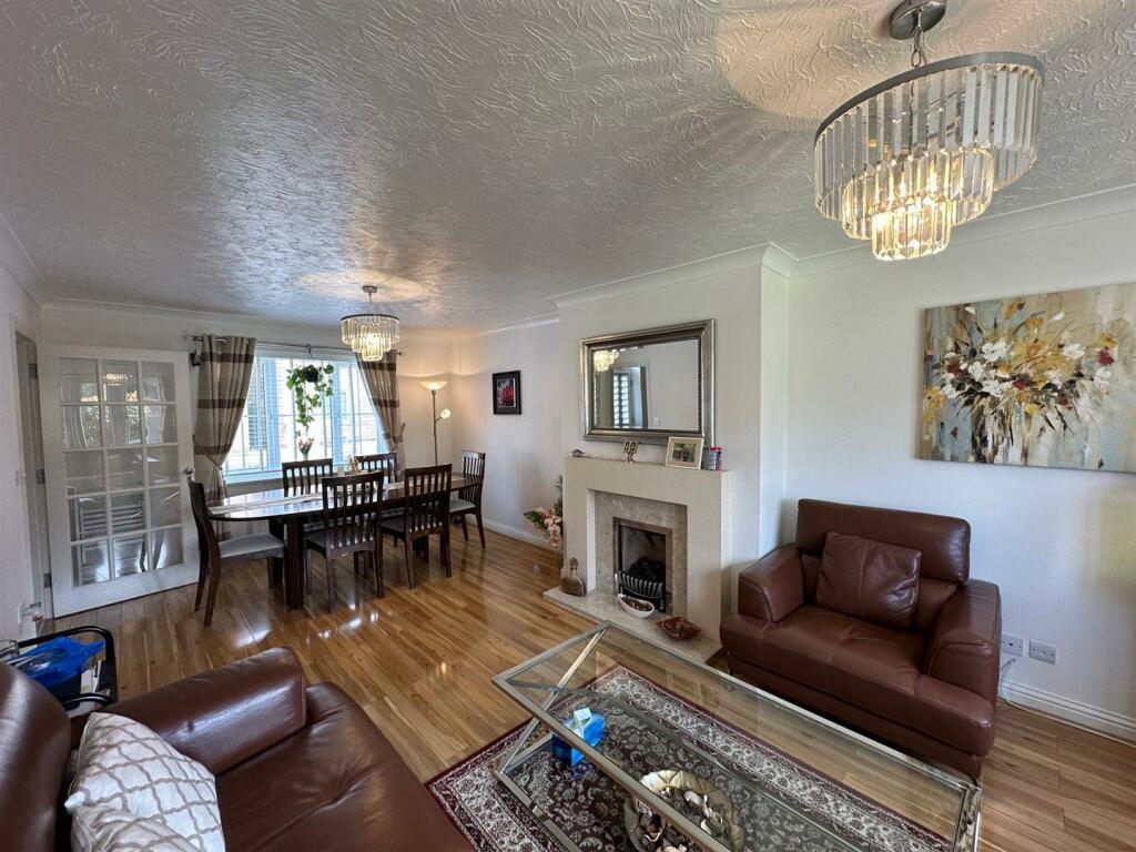 Lounge/Dining Room