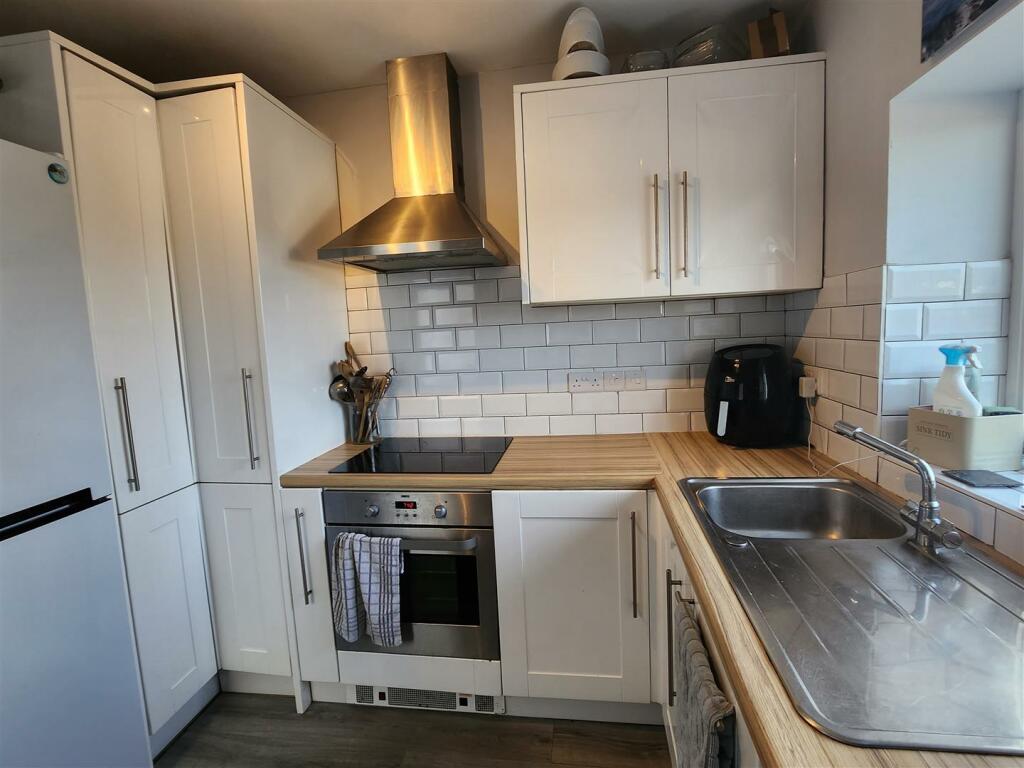 Kitchen 2.jpg