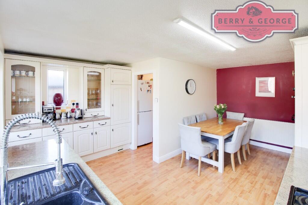 KITCHEN / BREAKFAST