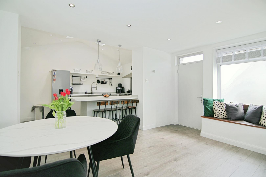 KITCHEN/DINING
