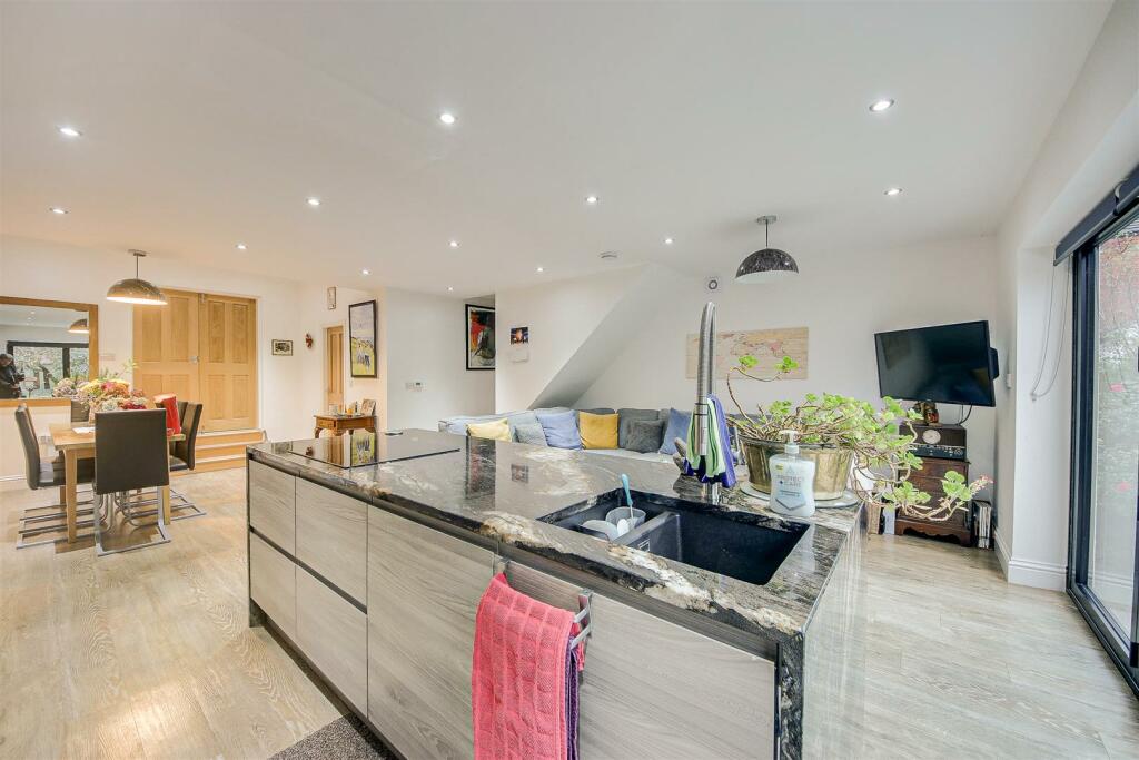 Lounge / Kitchen