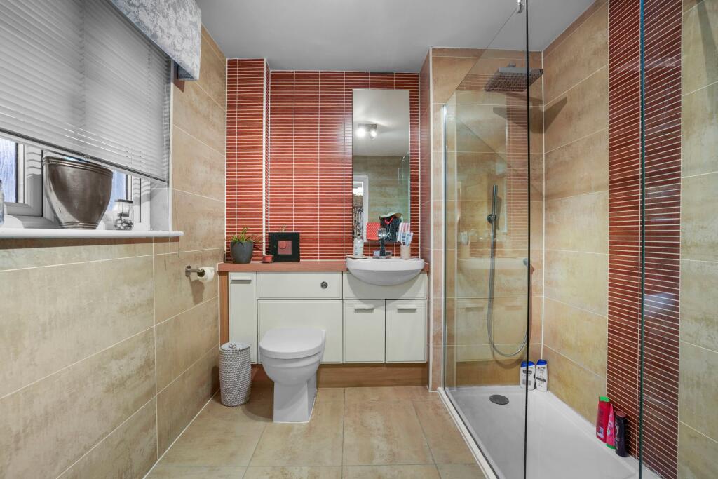 Principal Bedroom En-Suite