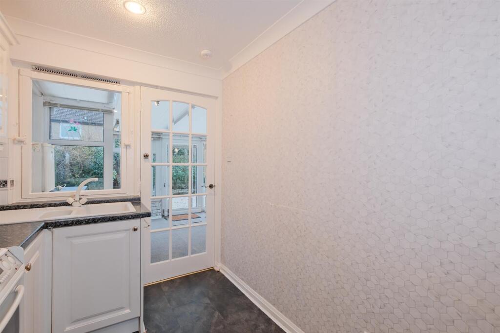 017-3 East Ave, Carluke ML8 5TS.jpg