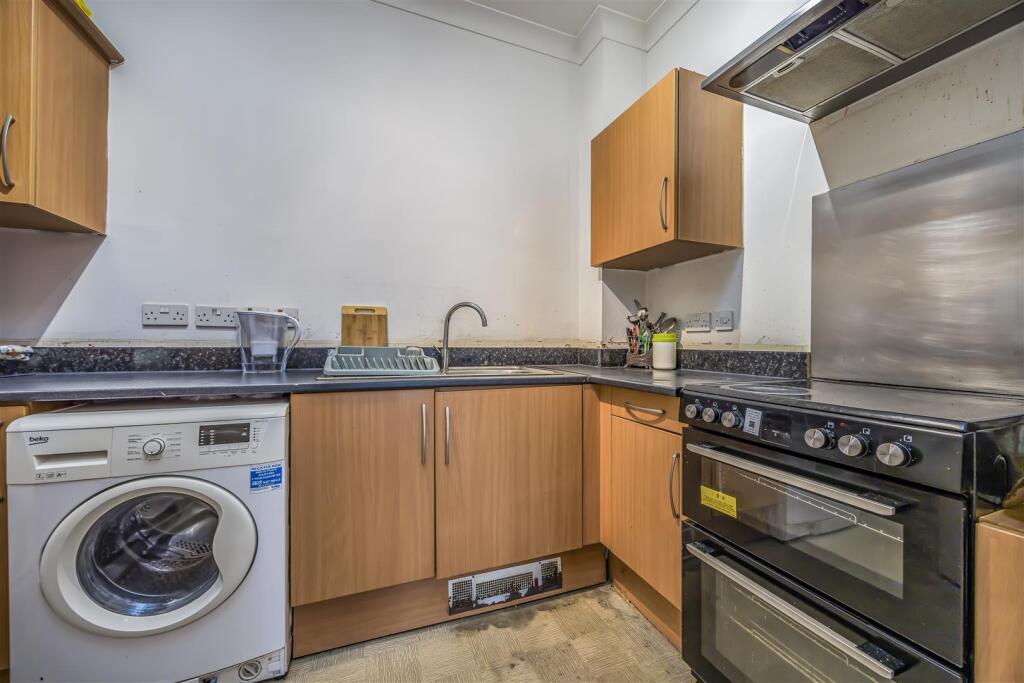 Flat 1 , Bosun Court, High Street, Cosham-PorticoM