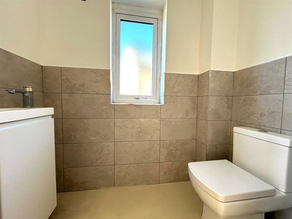 TOILET.jpg