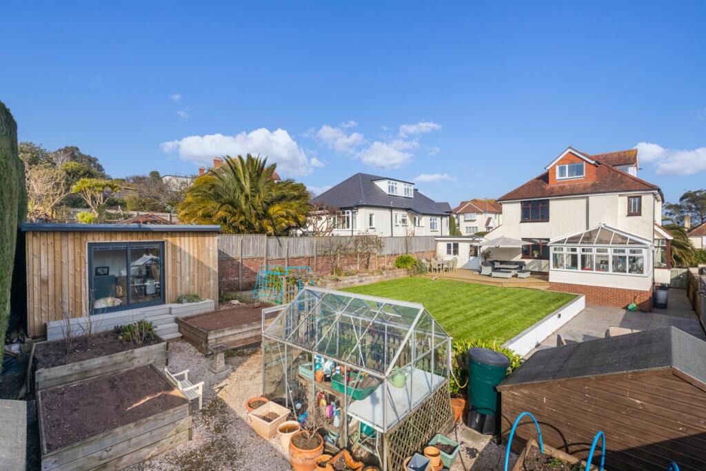 A22 - 20 Laura Grove Paignton - 250305