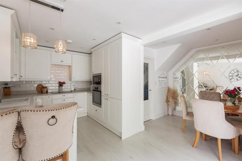 Kitchen/Breakfast Area