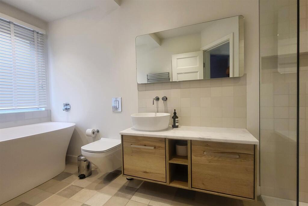 LUXURY BATHROOM (pic 2)
