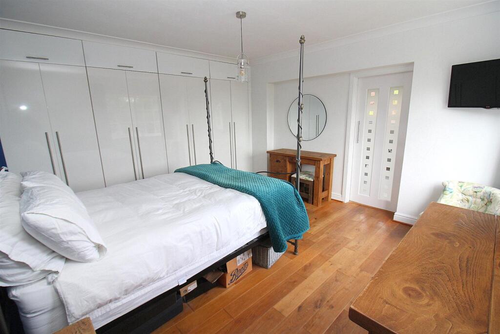 MASTER BEDROOM 3.JPG