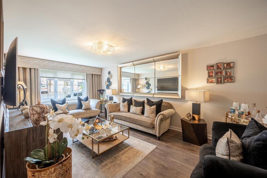 Living Room (2).jpg