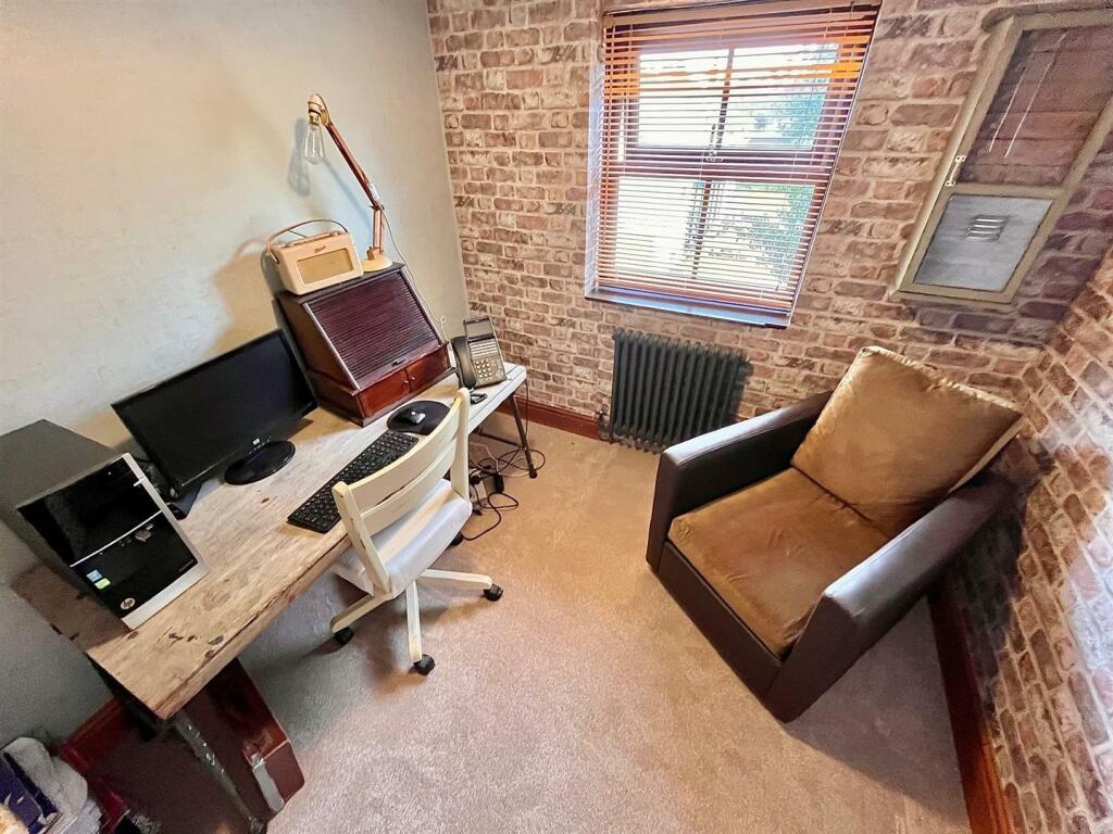 Bedroom 5/Study