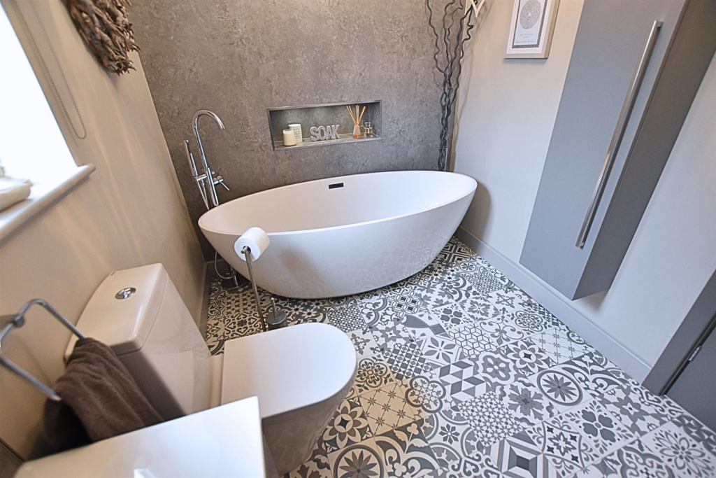FAMILY BATHROOM