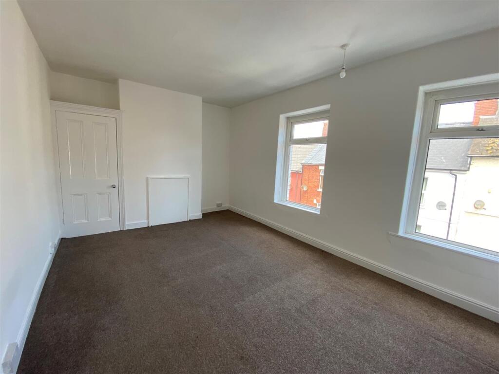 21 Phyllis Street - front bedroom.jpg