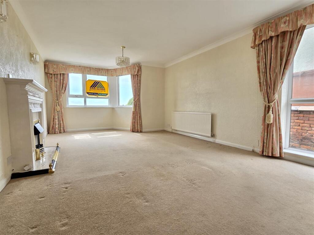 LOUNGE WITH DINING AREA