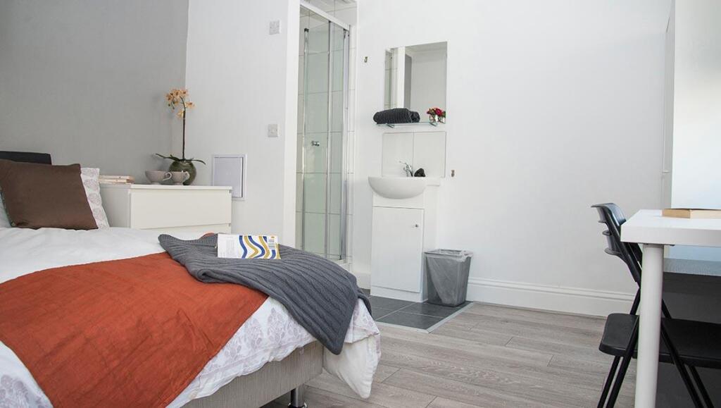 7-bed-student-house-hudson-road-portsmouth-(37).jp