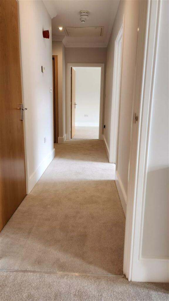 19 Middleton Woods - hallway.jpg