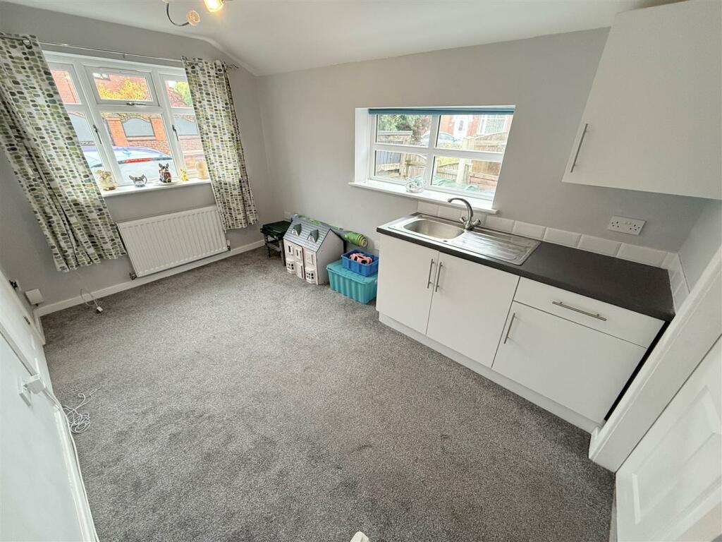 GROUND FLOOR BEDROOM / KITCHENETTE