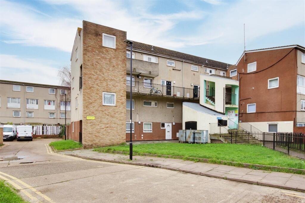 26 Hadrians Ride, Enfield, Middlesex, EN1 1DG