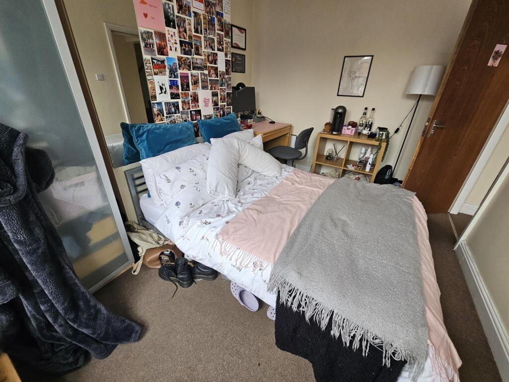 A cozy bedroom featuring a double bed with ampl...