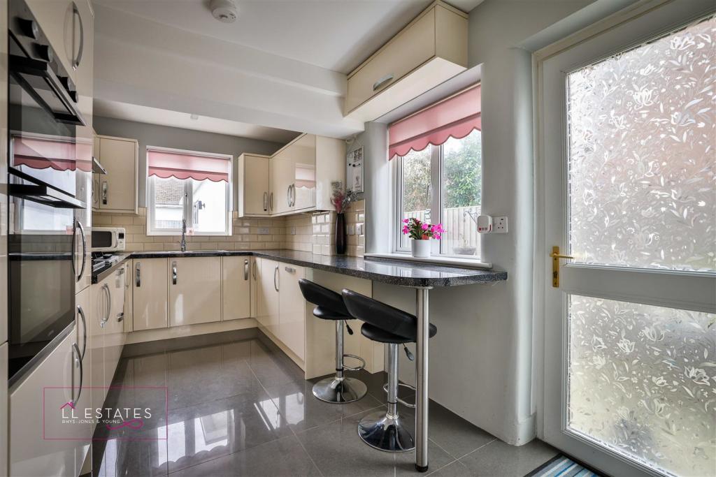 Castle View-8 kitchen.jpg