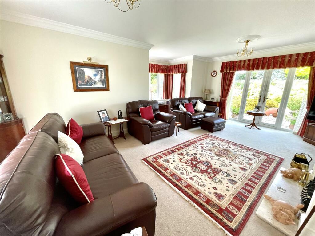 LIVING ROOM.jpeg