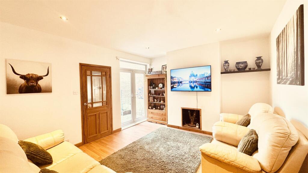 27 Queen Street - Living Room.jpg