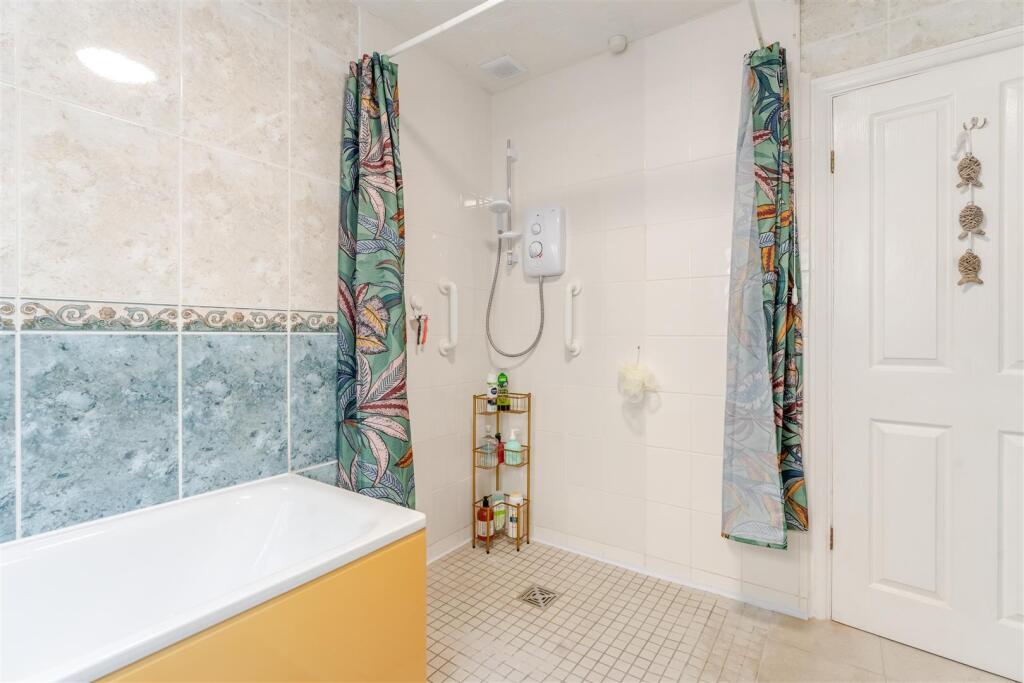 28 Bishops Road, BS49 4NG 45.jpg