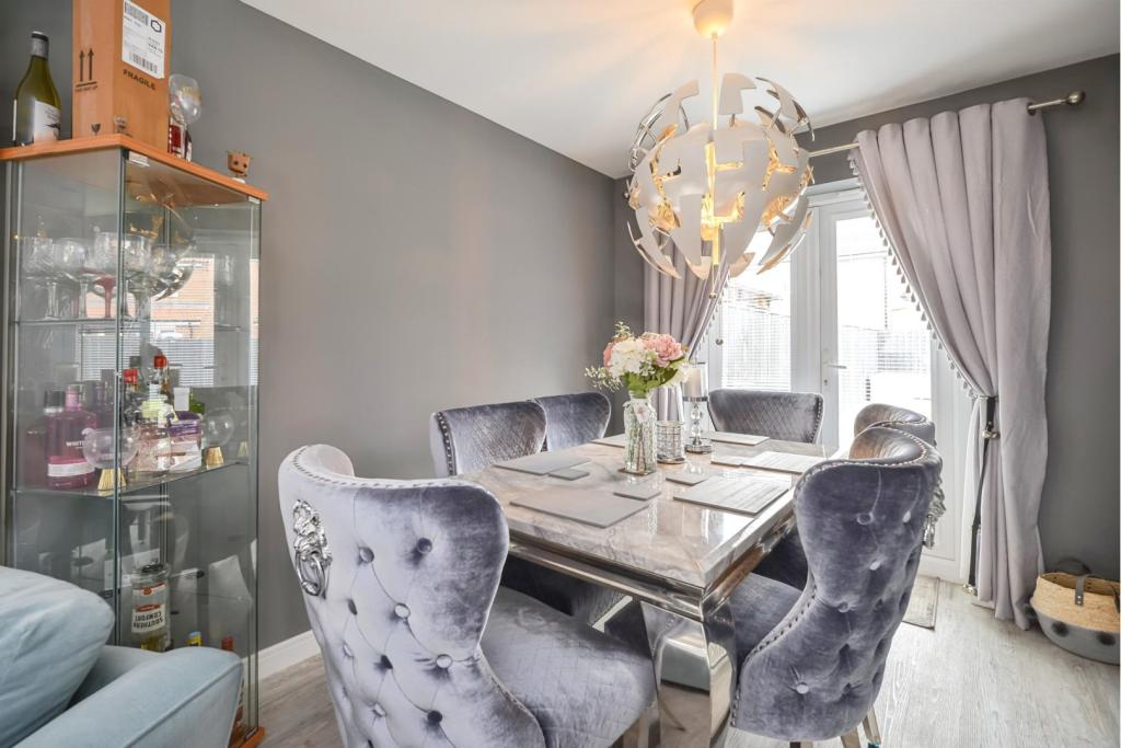 Lounge/Dining Room