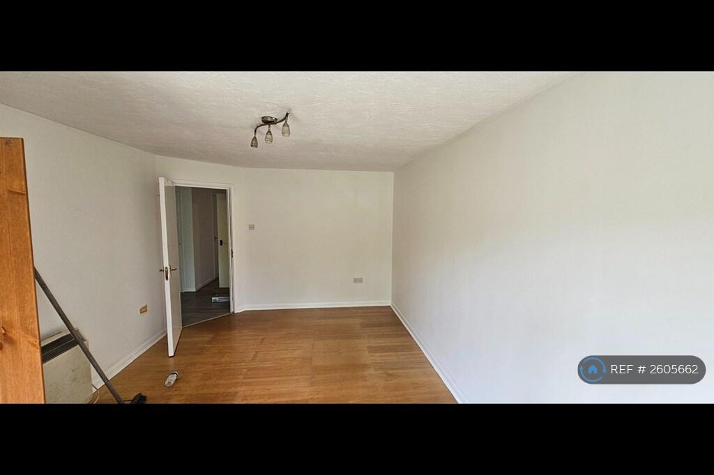 Living Room (3.2m x 5.17m)