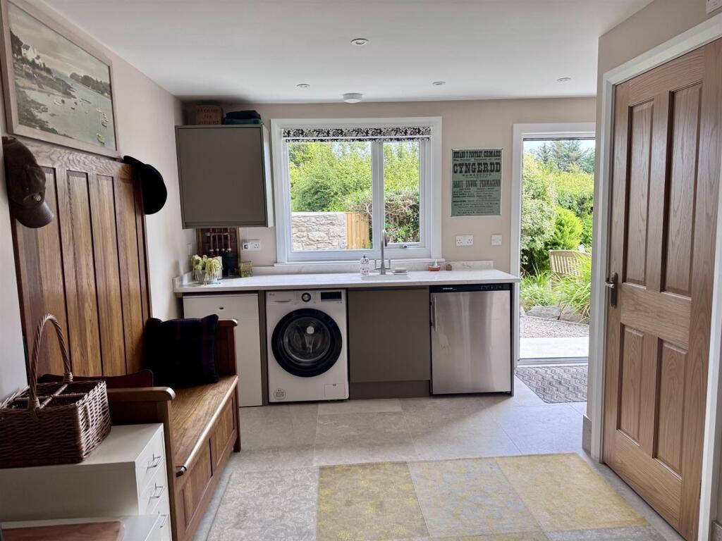 Garage/Utility Room - Garej/Ystafell Gyfleustodau