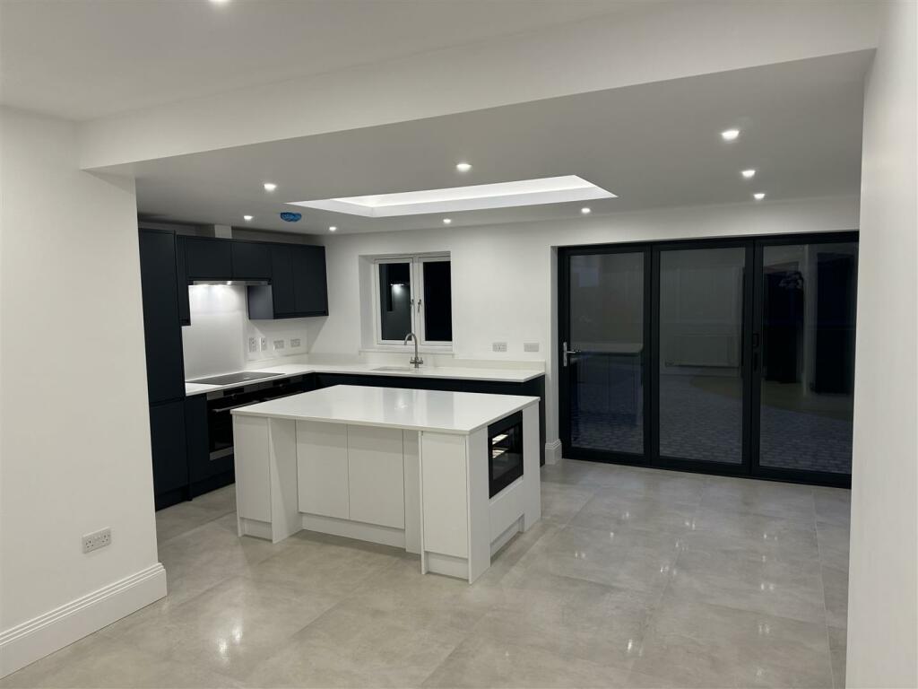 BEECH DRIVE - OPEN PLAN KITCHEN