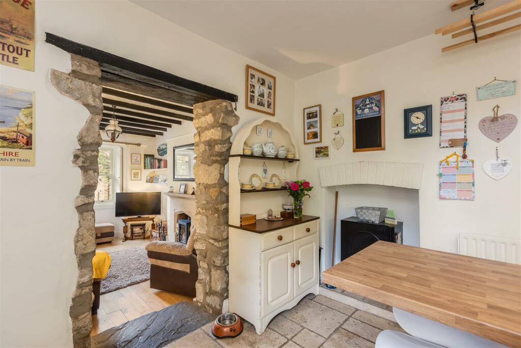 Undercliffe 23 Kitchen-2.jpg