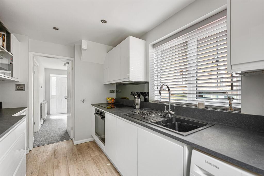 7 Woodview Close-13.jpg