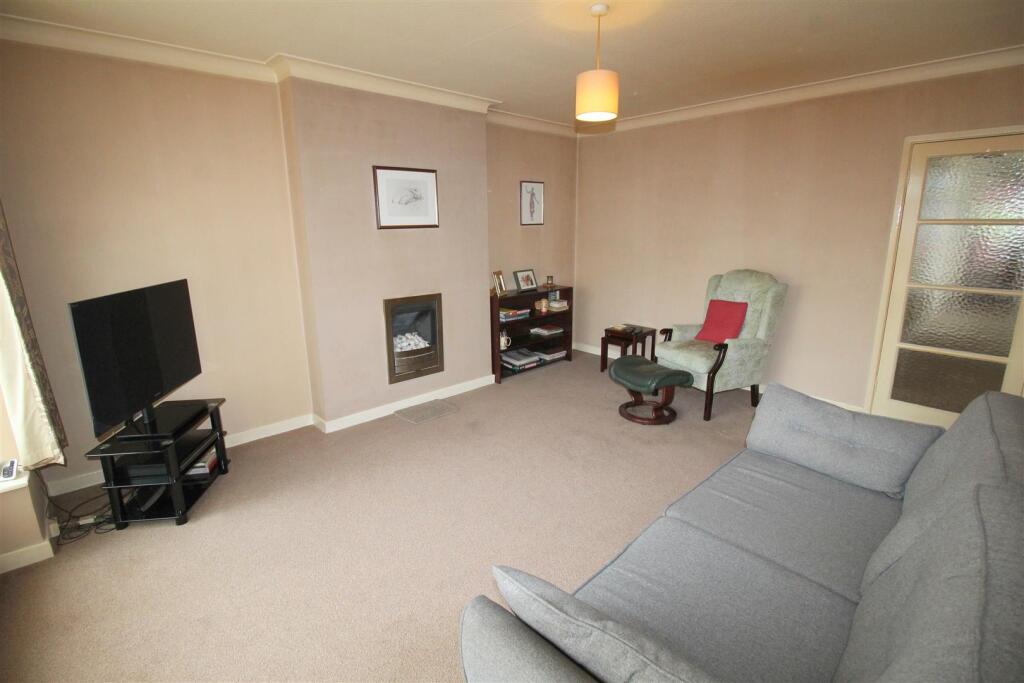 Filey Rd, Lounge 2.JPG